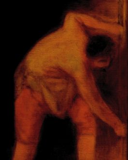 Homme penché en avant en train de creuser